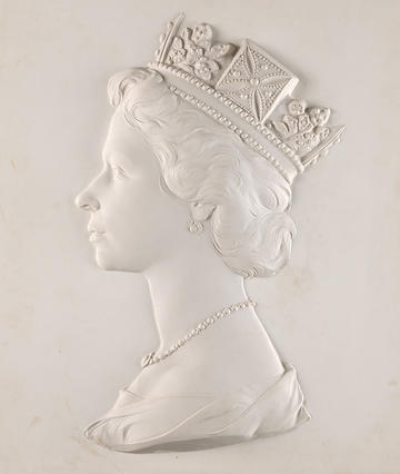 A version of the ‘Dressed Head’ sculpture of Queen Elizabeth II, Arnold Machin, 1966, plaster relief © The Postal Museum A white plaster relief 'dressed head' bust of Queen Elizabeth II - used on billions of postage stamps